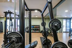 Fitnessstudio im Avra Imperial Hotel mit Trainingsgeräten und Gewichten.