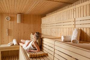 Frau liegt in der Sauna des Avra Imperial Hotels