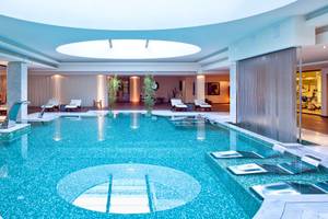 Innenpool im Avra Imperial Hotel mit Loungebereich und Pflanzen