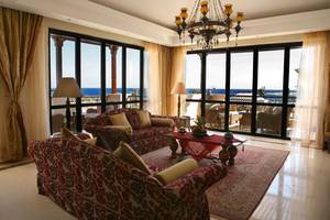 Wohnzimmer des Pickalbatros The Palace Port Ghalib Hotel mit Blick auf das Meer