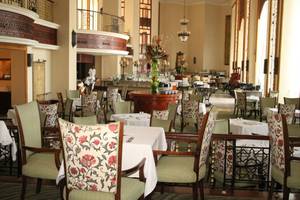 Restaurant des Pickalbatros The Palace Port Ghalib Hotels mit gedeckten Tischen und Stühlen.