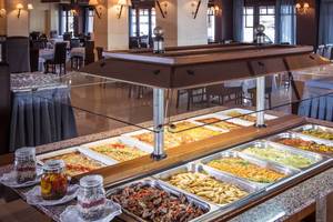 Buffettisch im Hersonissos Palace Hotel mit verschiedenen Gerichten und Glasüberdachung.