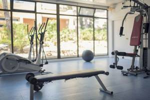 Fitnessbereich im Azuline Hotel Mar Amantis mit Geräten und Fenstern