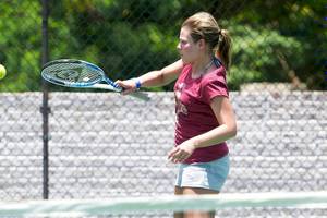 Junge Frau spielt Tennis auf einem Tennisplatz im Club Hotel Dolphin.