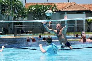 Ein Mann spielt Volleyball im Pool des Club Hotel Dolphin.