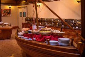 Buffet-Tisch im Biyadhoo Island Resort mit verschiedenen Gerichten und Speisen.