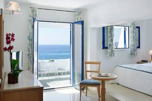 Mitsis Norida Beach Hotel Zimmer mit Meerblick, Balkon und offenem Fenster.