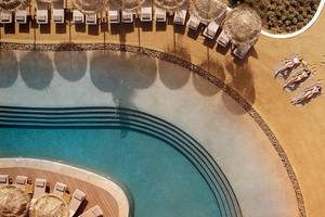 Luftaufnahme des Infinity-Pools und der Liegestühle im Mitsis Norida Beach Hotel.