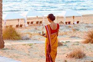 Frau am Strand vor Zelten im Grecotel La Riviera & Aqua Park