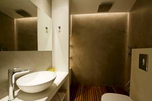 Badezimmer des MykonosView Hotels mit einer weißen Schüssel und einem Spiegel.