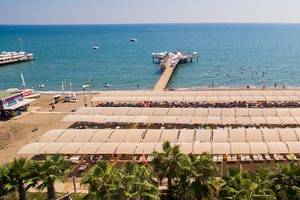 Saturn Palace Resort in Antalya, Sonnenschirme Strand