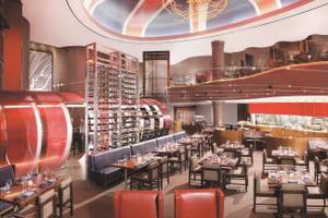 Innenbereich des Paris Las Vegas Hotels mit modernen Möbeln, Tisch und Stühlen.