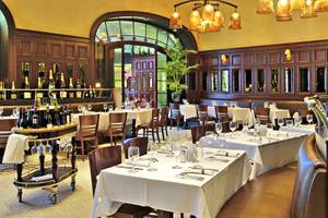 Innenansicht des Restaurants im Paris Las Vegas Hotel mit gedeckten Tischen und Stühlen.