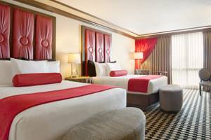 Zwei Betten mit roten Kopfteilen in einem Hotelzimmer im Paris Las Vegas