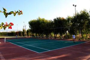 Tennisplatz im Freien bei Smy Kos Beach & Splash Hotel.