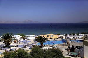 Außenbereich des Smy Kos Beach & Splash Hotels mit Swimmingpool und Blick auf das Meer.