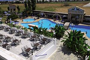 Aussenbereich des Smy Kos Beach & Splash Hotels mit Swimmingpools, Sonnenliegen und Tischen