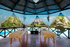 Massagebereich im Gazebo mit Blick auf den Pool im Bluebay Banus Hotel