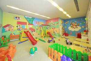 Kinderspielzimmer im Rixos Premium Dubrovnik mit bunten Wandmalereien und Spielzeug.