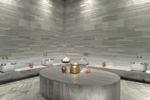 Spa-Bereich im Rixos Premium Dubrovnik mit Marmorwänden und Tisch.