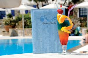 Cocktail am Pool neben dem Men�ü des Kamari Hotels