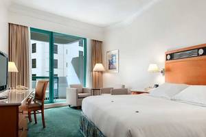 Hotelzimmer im Hilton Dubai Jumeirah Resort mit Blick auf ein Gebäude