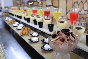 Buffet im LABRANDA Kiotari Miraluna Resort mit verschiedenen Desserts und Getränken.