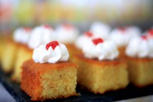 Mehrere Kuchenstücke mit Schlagsahne und roten Früchten auf einem schwarzen Tablett, LABRANDA Kiotari Miraluna Resort