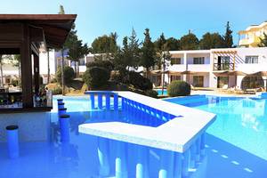 Poolbar des Labranda Kiotari Miraluna Resorts mit Blick auf den Swimmingpool und die Loungeliegen.