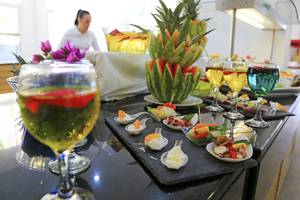 Buffet-Tisch im LABRANDA Kiotari Miraluna Resort mit verschiedenen Getränken und Speisen.