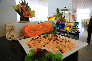 Buffet-Tisch im LABRANDA Kiotari Miraluna Resort mit verschiedenen Gerichten und Getränken.