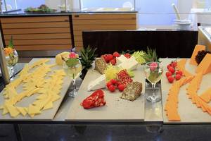 Käsebuffet im LABRANDA Kiotari Miraluna Resort mit verschiedenen Käsesorten, Früchten und Weinen.