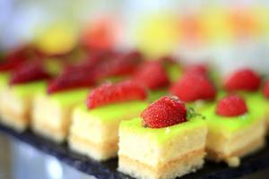 Eine Auswahl an Desserts im LABRANDA Kiotari Miraluna Resort mit grüner Glasur und Erdbeeren.