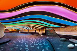 W Dubai - The Palm Lobby mit farbenfrohen Lichtern und geometrischem Boden.