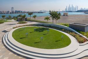Aussicht auf die Terrasse des W Dubai - The Palm mit Blick auf das Meer und die Stadt.
