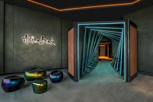 Eingangsbereich des Akira Back im W Dubai - The Palm mit blau beleuchteten Stufen und modernem Design.