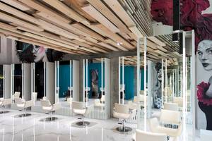 Friseursalon im W Dubai - The Palm mit weißen Stühlen und blauen Vorhängen.