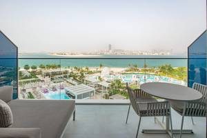 Aussicht von der Balkon des W Dubai - The Palm auf Strand, Meer und Poolanlage