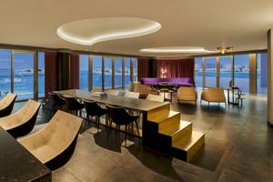 Innenraumansicht des W Dubai - The Palm mit modernem Möbeldesign und Ausblick auf das Meer.