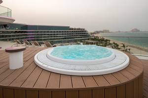 Außenpool auf dem Dach des W Dubai - The Palm Hotels mit Blick auf den Strand