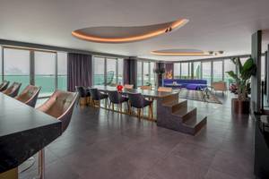 Großes Esszimmer im W Dubai - The Palm mit moderner Einrichtung und Meerblick.
