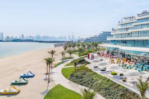 Luftaufnahme des W Dubai - The Palm mit Strand, Palmen und Poolbar