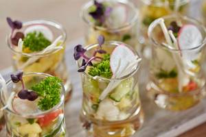 Vorspeisen-Cocktails von LUX Le Morne, serviert in Glas mit Gemüse und Kräutern.