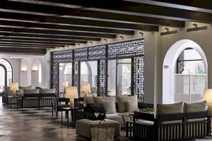 Loungebereich der Atlantica Akti Zeus Hotel Lobby mit schwarzen und weißen Fliesenboden.