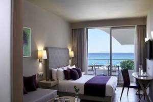 Innenansicht eines Hotelzimmers im Atlantica Akti Zeus mit Blick auf das Meer.