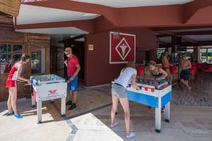 Gäste spielen Foosball im Miramare Queen Hotel.