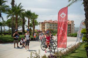 Gruppe von Radfahrern vor dem Miramare Hotel, einige bereiten sich auf eine Fahrradtour vor.