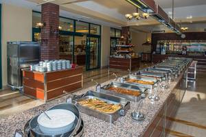 Speisen-Buffet im Miramare Queen Hotel, mit verschiedenen Gerichten in Silberschalen.