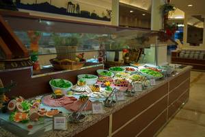 Ein Buffet im Miramare Queen Hotel mit einer Auswahl an Salaten, Fleisch, Fisch und Käse.