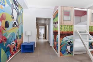 Kinderzimmer im Jaz Maraya Resort mit farbenfrohen Malereien und zwei Etagenbetten.